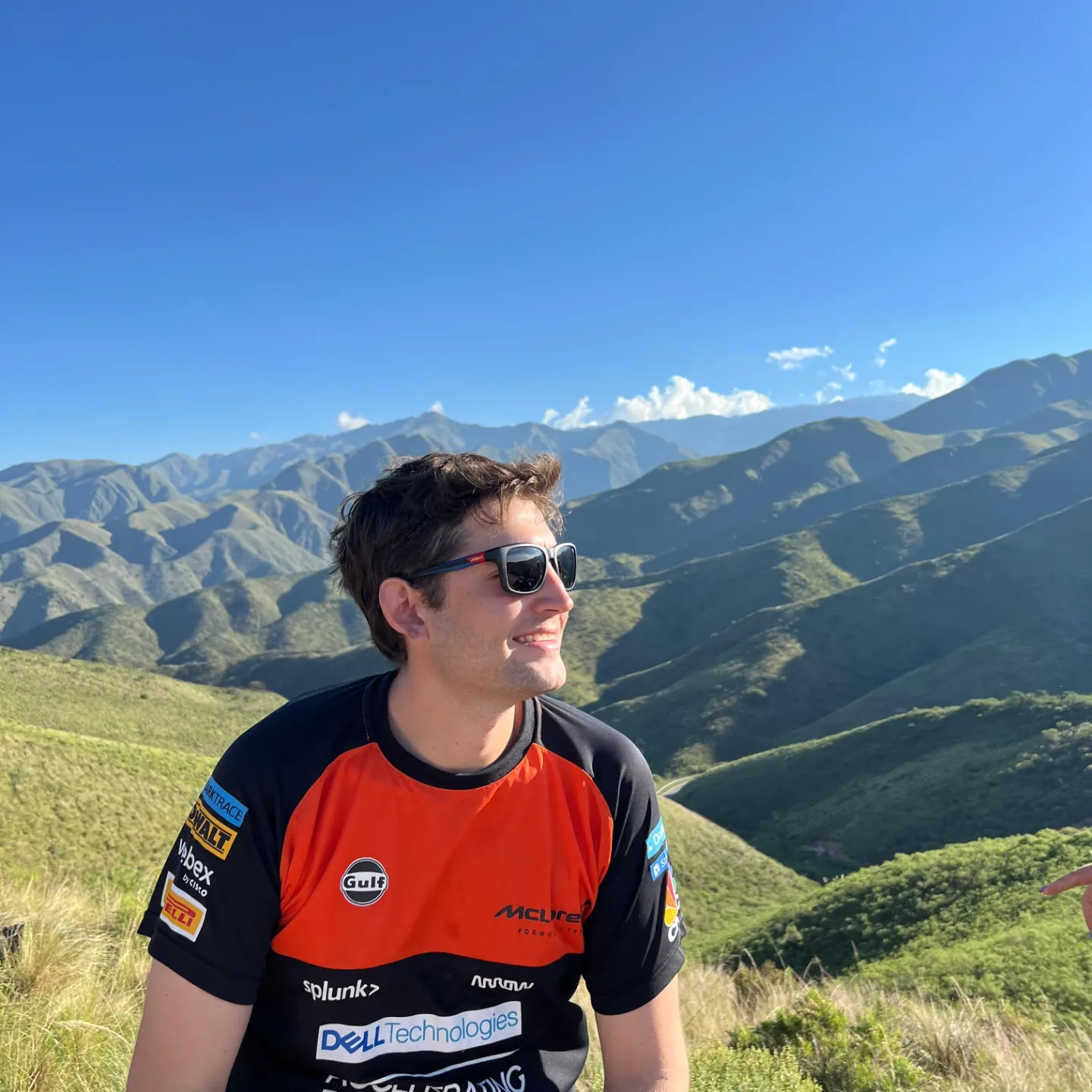 Leonardo Fogar en un paisaje de montaña